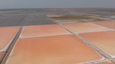 Arnavutluk 'taki kırmızı tuz üretim havuzlarının üzerindeki hava manzarası - izleme ve insansız hava aracı çekimi