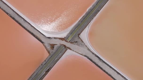 阿尔巴尼亚红盐生产池上方的空中景观 螺丝刀 无人驾驶飞机射击 — 图库视频影像