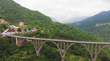 Karadağ 'daki Tara Nehri Kanyonu üzerindeki Curdjevica Köprüsü Havalimanı. Grerat turistik cazibesi ve eşsiz mimari yapı