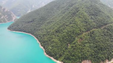Hava aracı Karadağ 'ın Pluzine kentindeki Piva nehri kanyonu üzerinde uçuyor