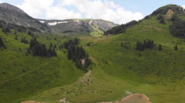 Biogradska Gora Ulusal Parkı 'ndaki havacılık manzaralı yeşil dağ ve göl. Karadağ 'da yürüyüş, seyahat yerleri, macera konsepti, dağ sırtı boyunca uçmak. Yüksek kalite 4k görüntü