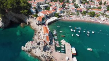 Adriyatik Denizi kıyısındaki eski ve modern Petrovac 'ın havadan görünüşü. Karadağ turizm ve popüler deniz tatil beldesi merkezi.