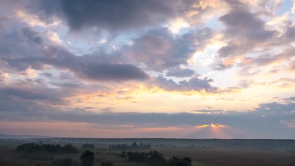 在乡村风景之上的戏剧性落日的时间柔和的粉红云彩移动着乡村 — 图库视频影像
