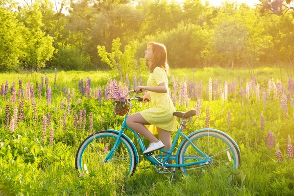 Young Teen Girl Vintage Bike Sunny Summer Flowered Meadow — Stock Photo, Image