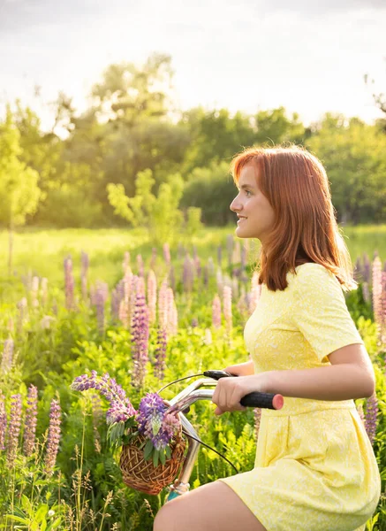 Junges Teenie Mädchen Mit Oldtimer Fahrrad Auf Sonniger Sommerblumenwiese — Stockfoto