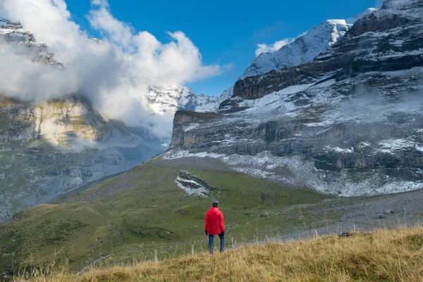Спортивная Женщина Стоит Перед Снежными Горами Наслаждается Видом Швейцарскую Природу — стоковое фото