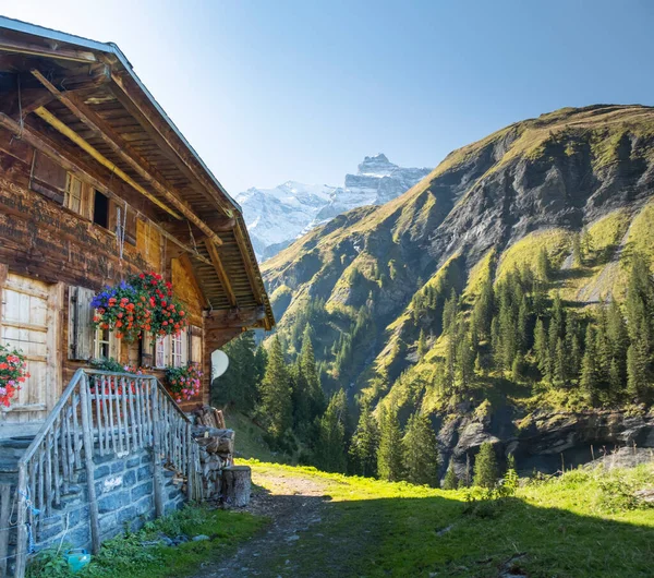 Maison Suisse Traditionnelle Dans Vallée Montagne Kiental Attraction Touristique Sportive — Photo