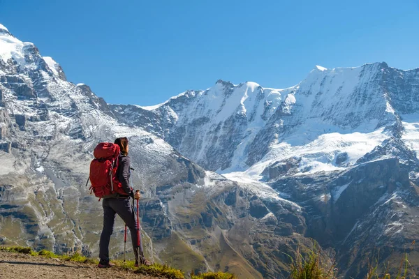 Αθλητική Γυναίκα Στέκεται Μπροστά Από Χιονισμένα Βουνά Και Απολαμβάνοντας Θέα — Φωτογραφία Αρχείου
