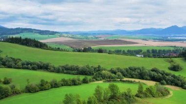 Slovakya 'daki Liptovska Mara yakınlarındaki dağlara, tarlalara, yeşil ormana insansız hava aracı görüntüsü