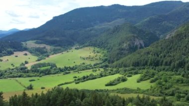 Slovakya 'daki Liptovska Mara yakınlarındaki dağlara, tarlalara, yeşil ormana insansız hava aracı görüntüsü