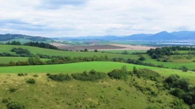 Slovakya 'daki Liptovska Mara yakınlarındaki dağlara, tarlalara, yeşil ormana insansız hava aracı görüntüsü