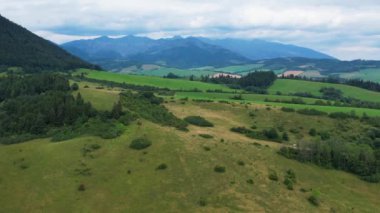 Slovakya 'daki Liptovska Mara yakınlarındaki dağlara, tarlalara, yeşil ormana insansız hava aracı görüntüsü