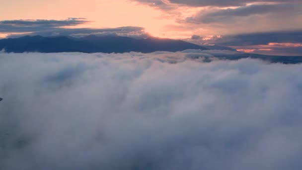飞越日出云雾 成功的概念 — 图库视频影像