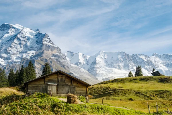 スイス ローターブルネンの伝統的な高山の村の魅力 — ストック写真