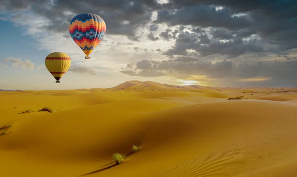 Desierto Globo Aerostático Paisaje Amanecer Viajes Inspiración Éxito Sueño Concepto — Foto de Stock