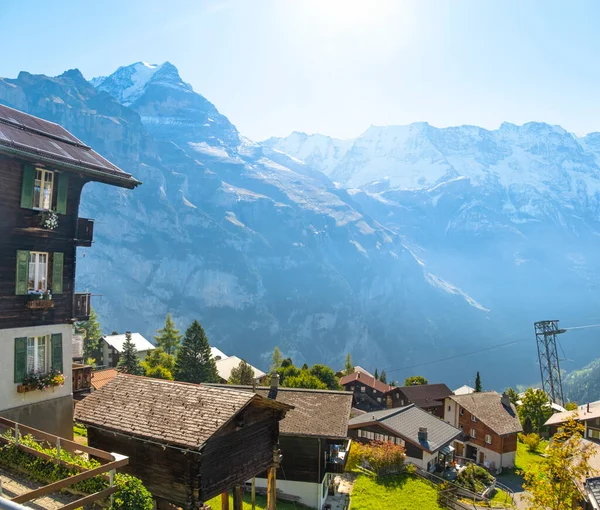 スイス ローターブルネンの渓谷で素晴らしい観光高山の村の魅力 — ストック写真