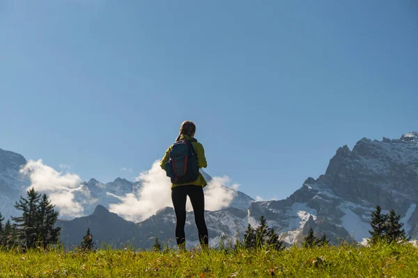 Спортивная Женщина Стоит Перед Снежными Горами Наслаждается Видом Швейцарскую Природу — стоковое фото