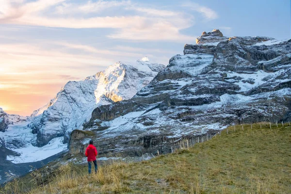 雪の山の前に立ってスイスの自然を楽しむスポーティ女性 スポーツ 自然の美しさ — ストック写真