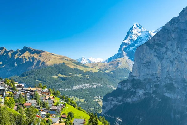 スイス ローターブルネンの渓谷で素晴らしい観光高山の村の魅力 ロイヤリティフリーのストック写真