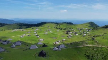 Slovenya 'daki Velika Planina alp köyünün havadan görünüşü. Dağlarda tarihi evleri olan Alpler 'in doğa manzarası