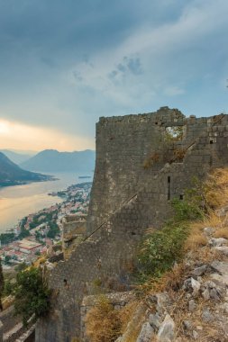 Kotor Körfezi, Karadağ. Kotor Adriyatik Denizi 'ndeki güzel bir ortaçağ kasabasıdır. Gemi seyahatleri, Venedik kalesi, eski küçük köyler ve dağları ile övünür.
