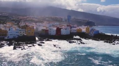 Puerto de la Cruz tatil beldeleri ve deniz dalgaları, Tenerife, Kanarya adaları, İspanya.
