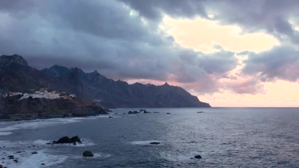 西班牙加那利群岛安纳加 陡峭的悬崖和小村庄壮观的大西洋海岸线空中日落景观 — 图库视频影像