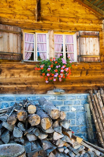 Casa Suíça Tradicional Vale Montanha Kiental Atração Turística Esportiva Suíça — Fotografia de Stock