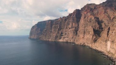 Los Gigantes Tenerife adasındaki uçurumların havası. Volkanik kayalar ve okyanus. Kanarya adasının simgesi.
