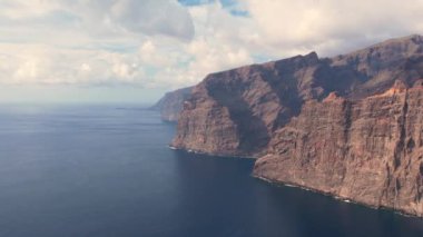 Los Gigantes Tenerife adasındaki uçurumların havası. Volkanik kayalar ve okyanus. Kanarya adasının simgesi.