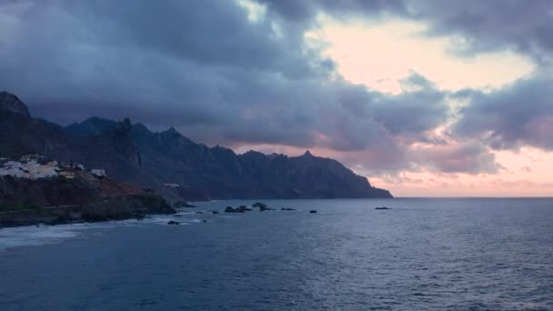 アナガ 急な崖や小さな村 カナリア諸島 スペインの劇的な大西洋の海岸線の空中夕日の景色 — ストック動画