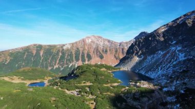 Slovakya 'daki High Tatras' ta Rohachske Gölü 'nün havadan sonbahar manzarası