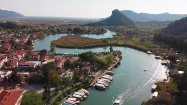 Dalyan nehir deltası, Iztuzu plajı ve Mugla ilinin Dalyan ilçesindeki çevre dağlar, Türkiye