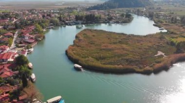 Dalyan tatil köyünde hava aracı uçuşu. Nehir, kasaba kuşları...