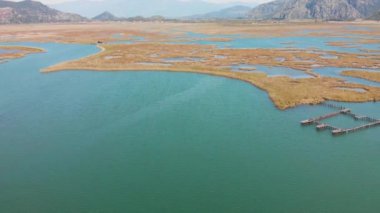 Dalyan deltasının ve Iztuzu sahilinin hava aracı görüntüsü. Yeşil göl ve kumsal. Dalyan tatil beldesi Türkiye