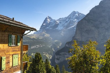 Valley Lauterbrunnen, İsviçre 'deki inanılmaz turistik dağ köyü.