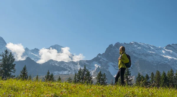 Mulher Desportiva Frente Montanhas Neve Desfrutando Vista Natureza Suíça Wanderlust — Fotografia de Stock