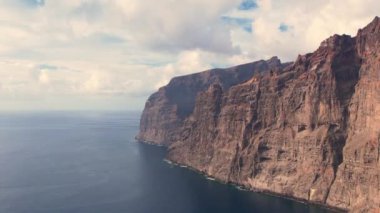 Los Gigantes Tenerife adasındaki uçurumların havası. Volkanik kayalar ve okyanus. Kanarya adasının simgesi.