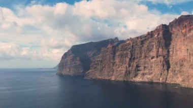 Los Gigantes Tenerife adasındaki uçurumların havası. Volkanik kayalar ve okyanus. Kanarya adasının simgesi.