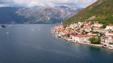 Perast Resort ve Boka Kotor Körfezi 'nin otantik mimarisinin hava aracı görüntüsü. Karadağ.