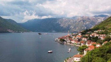 Perast Resort ve Boka Kotor Körfezi 'nin otantik mimarisinin hava aracı görüntüsü. Karadağ.