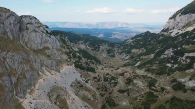 Karadağ 'ın Durmitor Ulusal Parkı' ndaki dağların insansız hava aracı görüntüsü