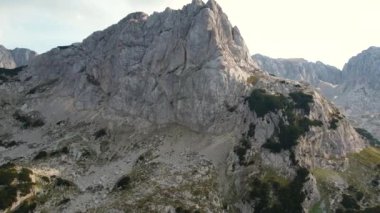 Karadağ 'ın Durmitor Ulusal Parkı' ndaki dağların insansız hava aracı görüntüsü