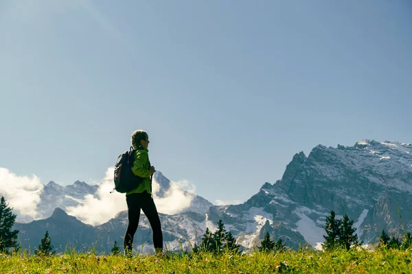 Mulher Desportiva Frente Montanhas Neve Desfrutando Vista Natureza Suíça Wanderlust — Fotografia de Stock
