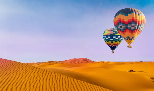 太阳升起时的沙漠和热气球景观 飞行理念 图库图片