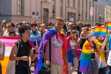 Münih, Almanya - 16 Temmuz 2022: Eski Münih 'teki yıllık Christopher sokak günü CSD geçit törenine katılanlar