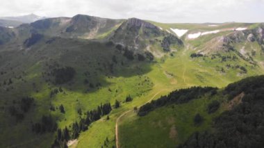 Biogradska Gora Ulusal Parkı 'ndaki yeşil hava manzaralı dağ. Karadağ 'da yürüyüş, seyahat yerleri, macera konsepti, dağ sırtı boyunca uçmak. Yüksek kalite 4k görüntü