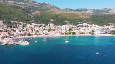 Adriyatik Denizi kıyısındaki eski ve modern Petrovac 'ın havadan görünüşü. Karadağ turizm ve popüler deniz tatil beldesi merkezi.