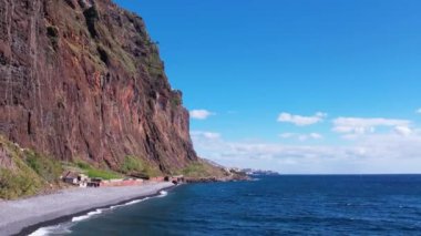 Madeira 'nın Rocky plajı. Yaz denizi üzerinde İHA görüntüleri
