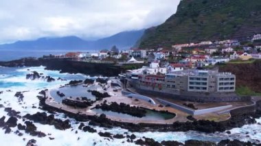 Porto Moniz Madeira 'nın hava görüntüsü. Doğal lav yüzme havuzları, okyanus, küçük kasaba